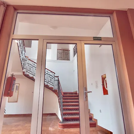 Centre - 1 With Shared Bathroom * Piest'any